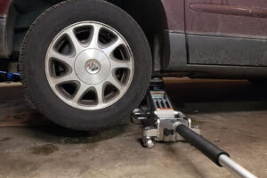 Bottle Jack vs Floor Jack